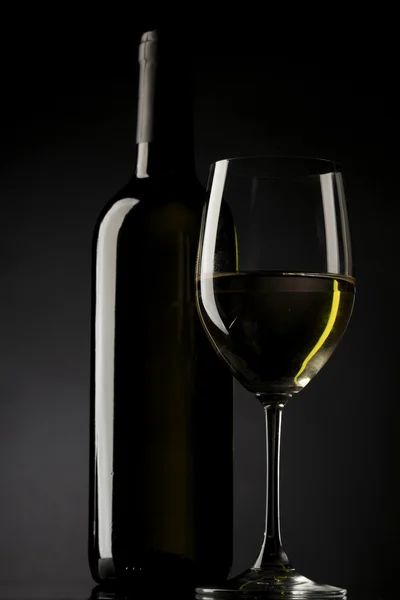 Silueta de cristal de vino blanco fondo negro — Foto de Stock