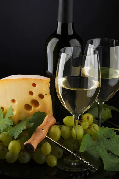 Vin blanc et fromage sur noir — Photo