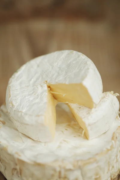 Un pezzo di Brie cheese — Foto Stock