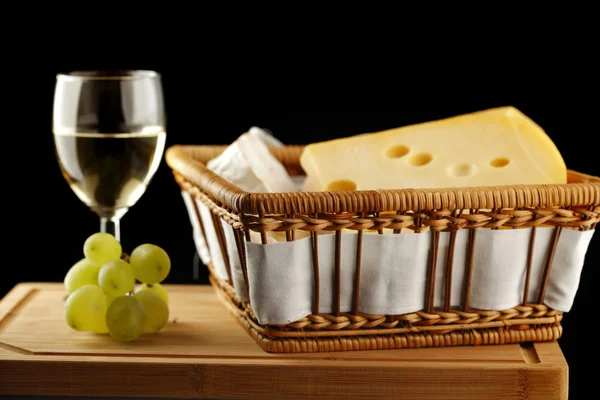 Vino blanco en copa fina con queso y uva — Foto de Stock