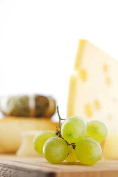 Queso y uva de cerca —  Fotos de Stock