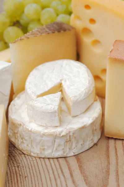 Queijo em uma mesa de madeira — Fotografia de Stock