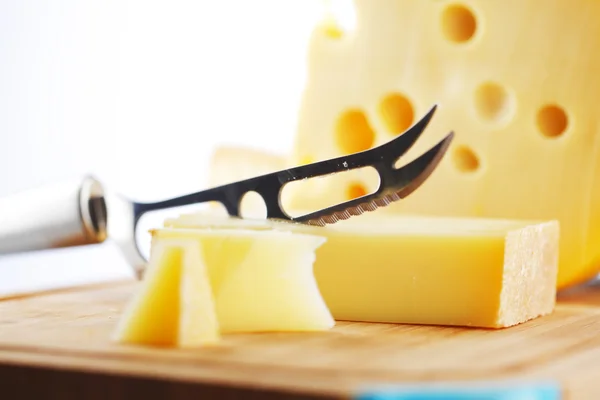 Formaggio con un coltello da formaggio — Foto Stock