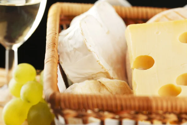 Käse und Trauben hautnah — Stockfoto