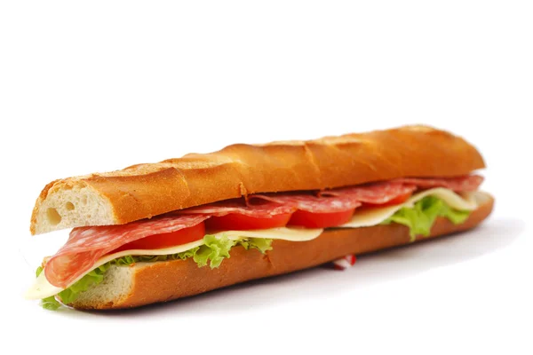 Langes Sandwich mit Salami-Tomaten isoliert auf weiß — Stockfoto