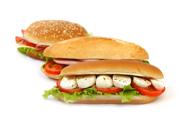 Sandwich con tomate mozzarella y ensalada — Foto de Stock