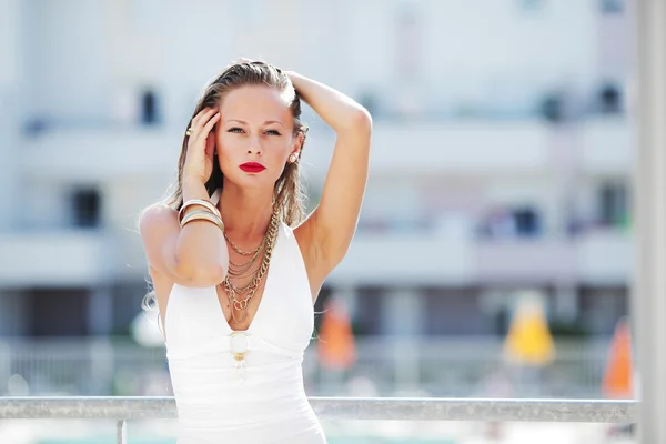 Vrouw in een bikini — Stockfoto