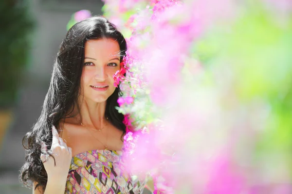 Frau in Blumen — Stockfoto