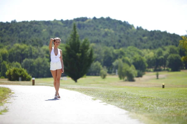 Belle femme blonde en plein air — Photo