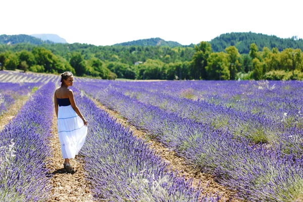Frau steht auf einem Lavendelfeld — Stockfoto