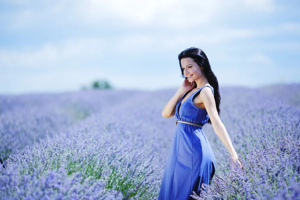 Mulher em pé em um campo de lavanda — Fotografia de Stock