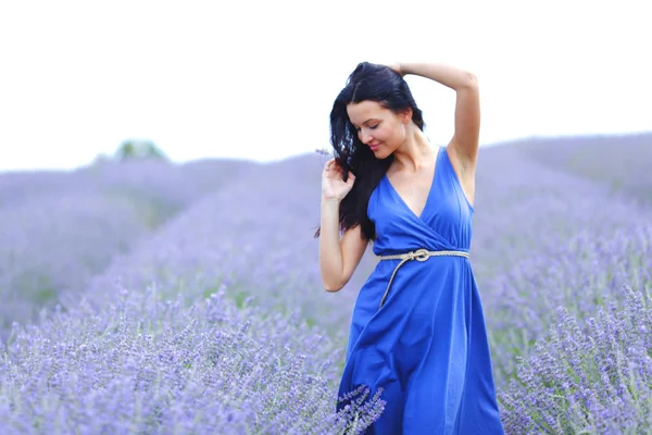 Donna in piedi su un campo di lavanda — Foto Stock