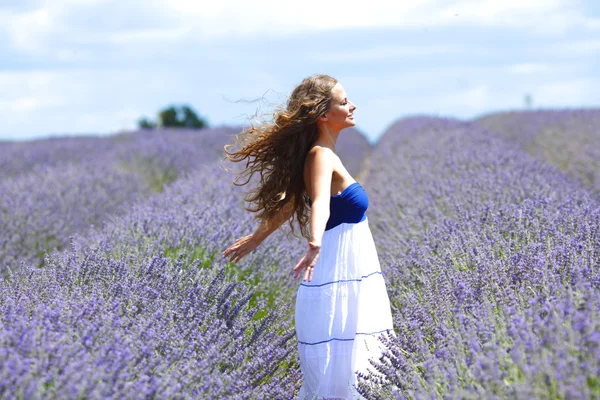 Mulher em pé em um campo de lavanda — Fotografia de Stock