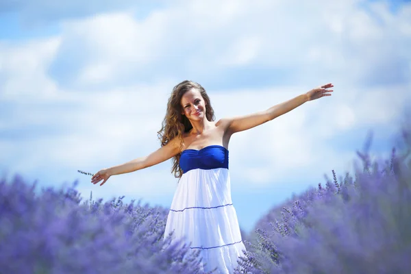 Vrouw op Lavendel veld — Stockfoto