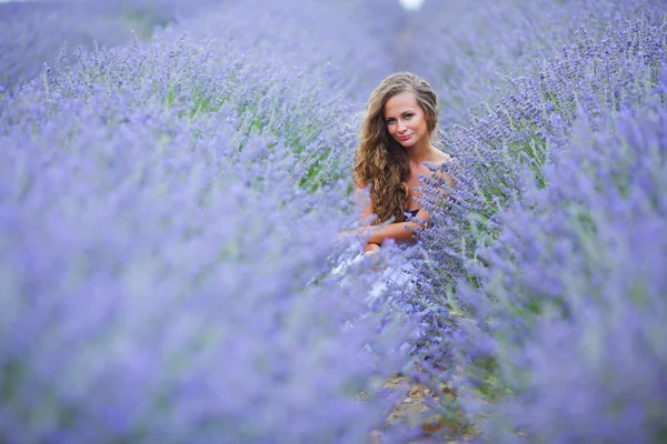 Donna in piedi su un campo di lavanda — Foto Stock