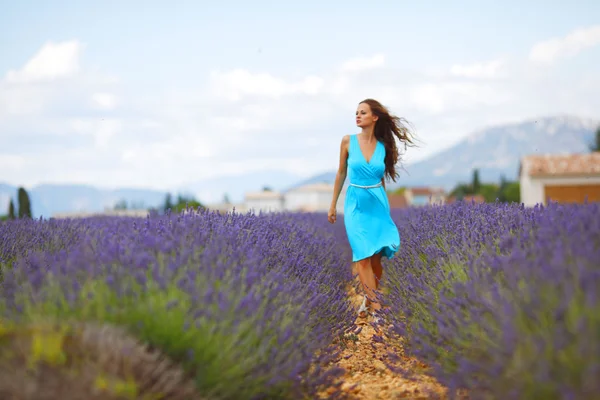 Vrouw op een lavendelveld — Stockfoto