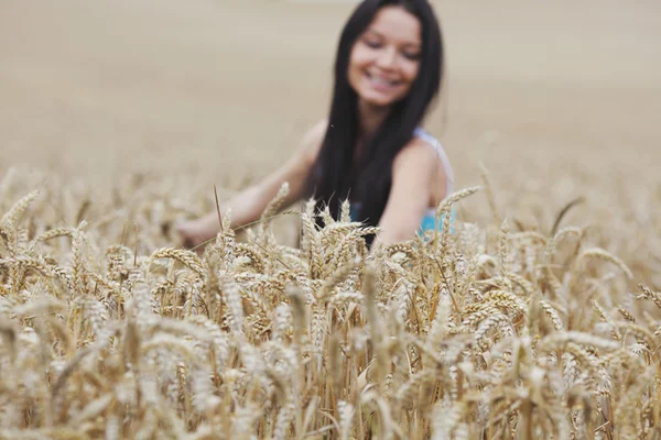 Donna sul campo di grano — Foto Stock