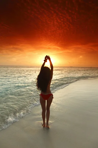 Frau im Bikini am Strand — Stockfoto