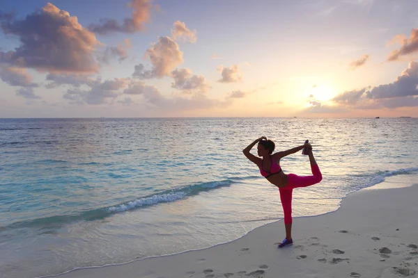 Woman stretching on beach — Stock Photo, Image