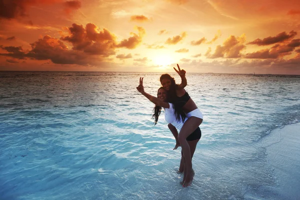 Glückliche Frauen spielen im Wasser — Stockfoto