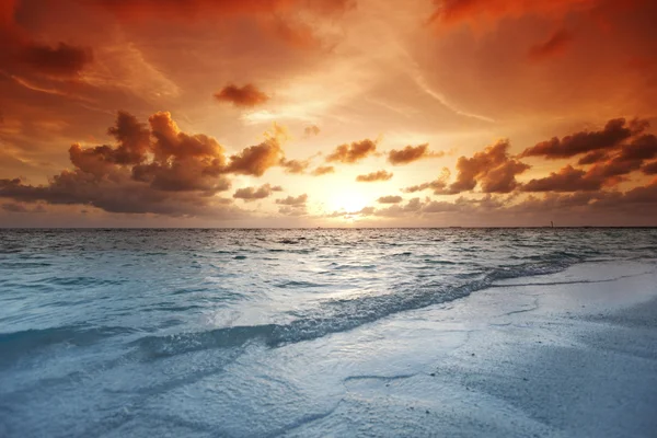 Puesta de sol en la playa — Foto de Stock