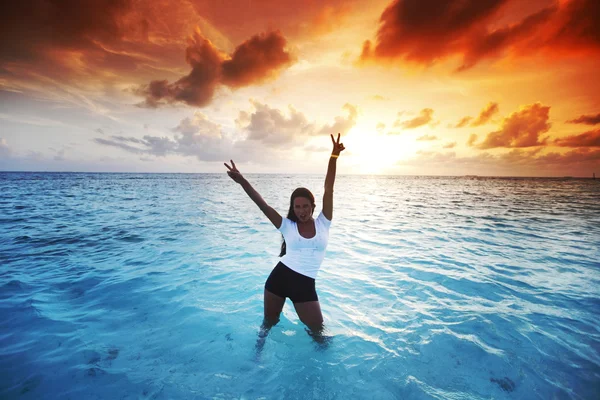 Vrouw in zee op zonsondergang — Stockfoto