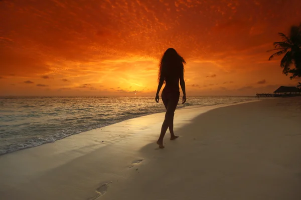 Mulher andando na praia — Fotografia de Stock