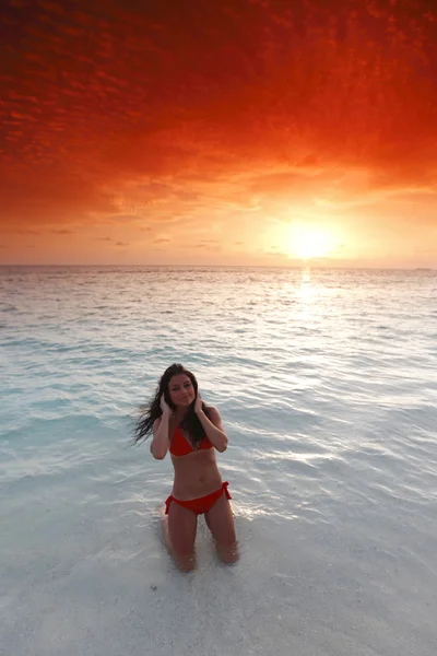 Plajda bikinili bir kadın — Stok fotoğraf