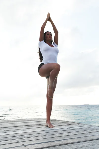 Mujer yoga al aire libre — Foto de Stock