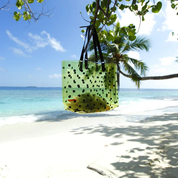 Пляжная сумка на фоне моря — стоковое фото