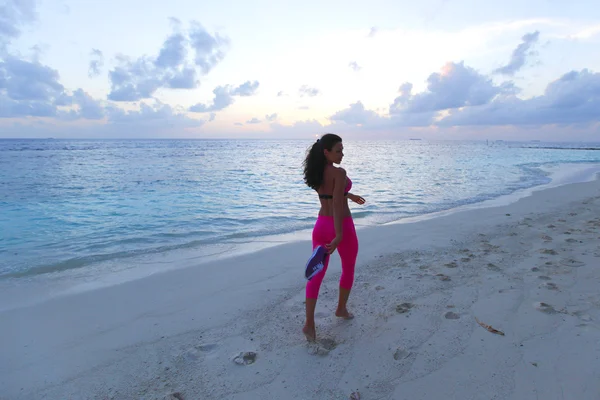 Mujer descalza caminando por la playa —  Fotos de Stock