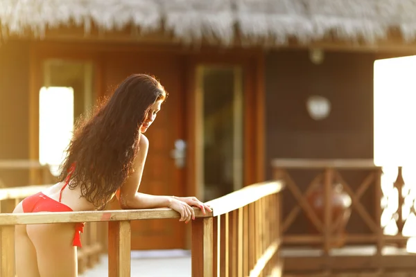 Kobieta w pobliżu tropikalny hotel — Zdjęcie stockowe