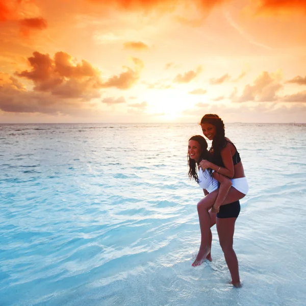 Femmes heureuses jouant dans l'eau — Photo