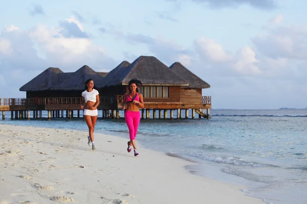 Két nő a tengerparton fut — Stock Fotó