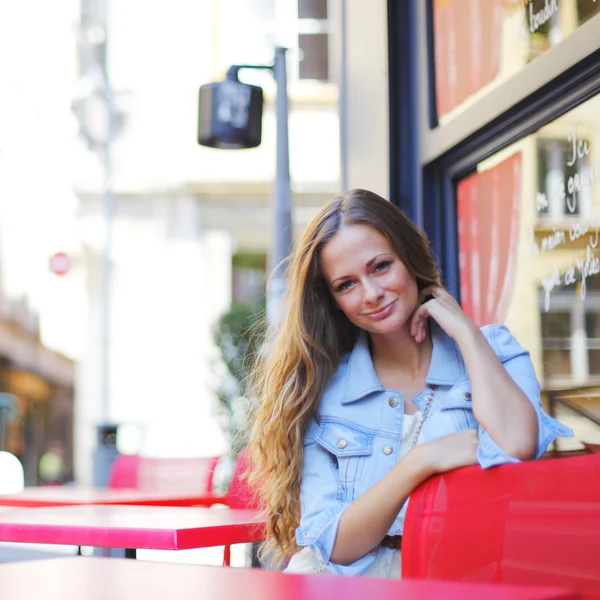 Femme dans le café de rue — Photo