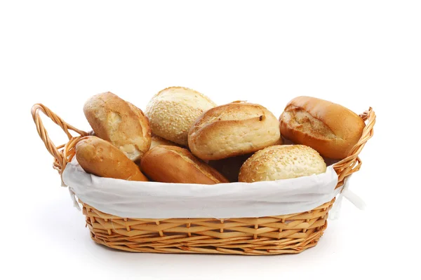 Chléb v proutěném koši izolované na bílém — Stock fotografie