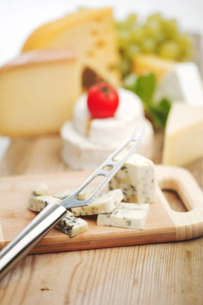 Formaggio con un coltello da formaggio — Foto Stock