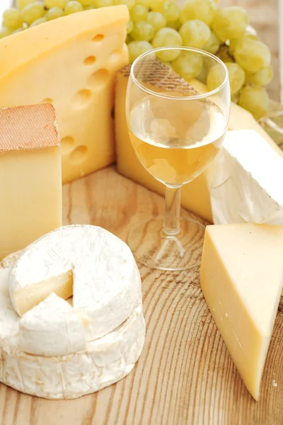 Kaas en wijn op een houten tafel — Stockfoto