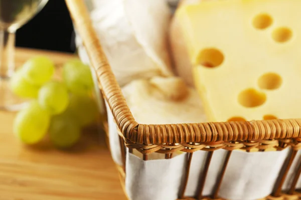 Käse und Trauben hautnah — Stockfoto