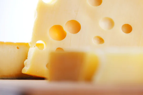 나무 탁자 위에 놓인 치즈 — 스톡 사진