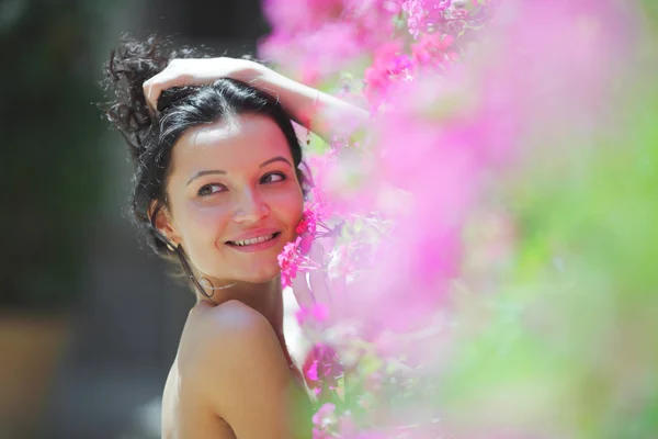 Femme dans les fleurs — Photo