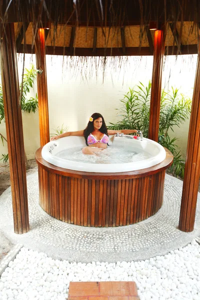 Mujer bonita relajante en jacuzzi — Foto de Stock