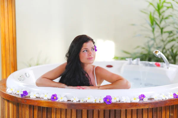 Pretty woman relaxing in jacuzzi — Stock Photo, Image