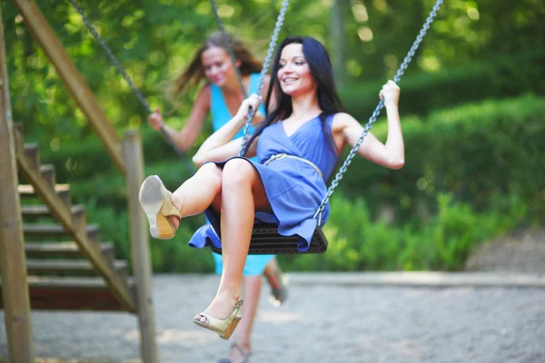 Mujeres jóvenes balanceándose —  Fotos de Stock