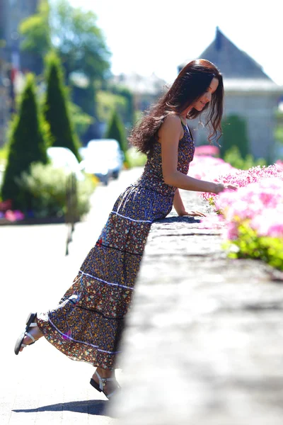 Femme dans les fleurs — Photo