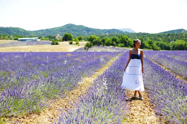 Donna in piedi su un campo di lavanda — Foto Stock