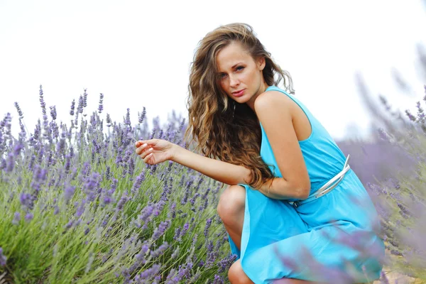 Mulher sentada em um campo de lavanda — Fotografia de Stock