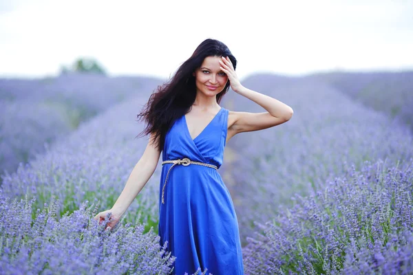 Woman standing on a lavender field — Stock Photo, Image