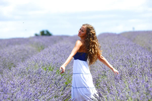 Woman standing on a lavender field — Stock Photo, Image