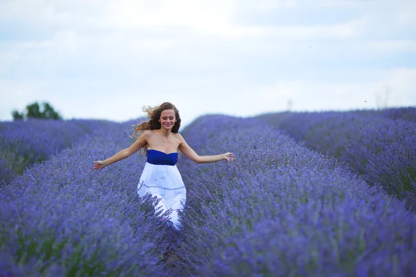 Donna sul campo di lavanda — Foto Stock